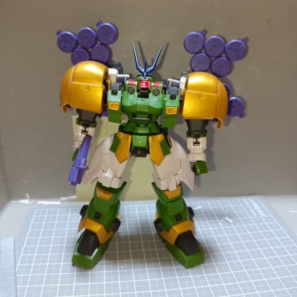 武装類を取り付けるために懸架ラックを作製しました。積層プラ板を基部にメリクリウスのPD取付パーツを貼り合わせて可動式のアームを作りました。そしてメリクリウスの脇腹を分割してラックを作製。アーム可動によってビームキャノンを構えることもできます。また基部が同じなので、PDを取り付けることもできます。同時装備も…ビームキャノン仕様がカカシ、PD仕様が木こりとする予定です。テストショットの為、木こりなのに斧を装備していませんけど…笑それと、背中の重量が増えたので膝関節を強化する必要が出てきました。（6枚目）