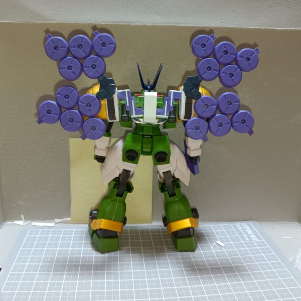 武装類を取り付けるために懸架ラックを作製しました。積層プラ板を基部にメリクリウスのPD取付パーツを貼り合わせて可動式のアームを作りました。そしてメリクリウスの脇腹を分割してラックを作製。アーム可動によってビームキャノンを構えることもできます。また基部が同じなので、PDを取り付けることもできます。同時装備も…ビームキャノン仕様がカカシ、PD仕様が木こりとする予定です。テストショットの為、木こりなのに斧を装備していませんけど…笑それと、背中の重量が増えたので膝関節を強化する必要が出てきました。（5枚目）