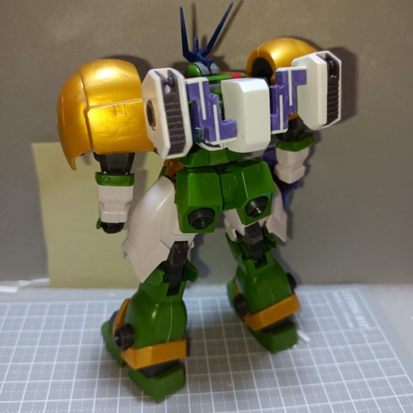 武装類を取り付けるために懸架ラックを作製しました。積層プラ板を基部にメリクリウスのPD取付パーツを貼り合わせて可動式のアームを作りました。そしてメリクリウスの脇腹を分割してラックを作製。アーム可動によってビームキャノンを構えることもできます。また基部が同じなので、PDを取り付けることもできます。同時装備も…ビームキャノン仕様がカカシ、PD仕様が木こりとする予定です。テストショットの為、木こりなのに斧を装備していませんけど…笑それと、背中の重量が増えたので膝関節を強化する必要が出てきました。（7枚目）