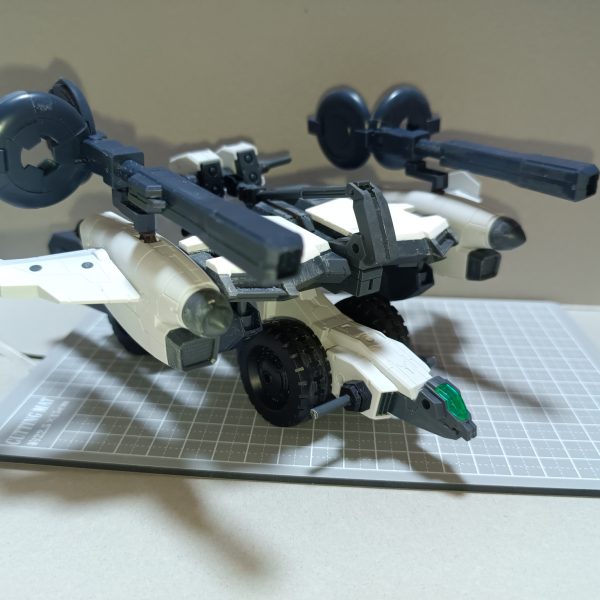 エグザビークルをベースにサブフライトシステムを作製しました。名前の由来はオズの魔法使い主人公ドロシーの履いている銀の靴からです。使用していない3ミリ穴は埋めました。ACには単独飛行しているMSが多いからかSFSが存在していないんですよね。トーラス7.9t、トールギス8.8tに対してレオンは14.5tあるのでリーオー(7.0t)用のフライトユニットでは十分な飛行能力を得られなかった、という設定の元制作しております。左右に新型大出力エンジン2基、ベース部分後方に4基、下部に2基の推進器があるためペイロードが非常に大きく、輸送任務など幅広い運用が可能な設定です。機銃二基とミサイルポッド2基に加えビームキャノンとPDコンテナを懸架することができ、火力支援もお手の物です。セグウェイぽい運用は駐機の固定と超高速戦闘時の運用、操縦桿を折り畳んだ状態はドダイの様な運用を想定しています。マゼラアタックのように上下分割しての運用が可能で、車体の方にはコクピット兼指揮所と居住スペースがあり簡易拠点としても機能します。また、前輪の高さを帰ることで高速走行モードと悪路走破モードを切り替えることができます。基本的に非武装ですが、ビームキャノンとPDを装備することもできます。Cジョイントの部分ですね。車体がある理由として、飛行の燃料消費は多い為、車輪で走行した方が燃費が良いからという設定です。メタ的に言うと、使わないパーツがもったいねー!車体とフライトユニットの接続が不安なので補強案を考えています…。車体前部コクピットの左右に着いている棒とフライトユニットの3ミリ穴をどうにか繋いでステーにする予定です。 (2枚目)