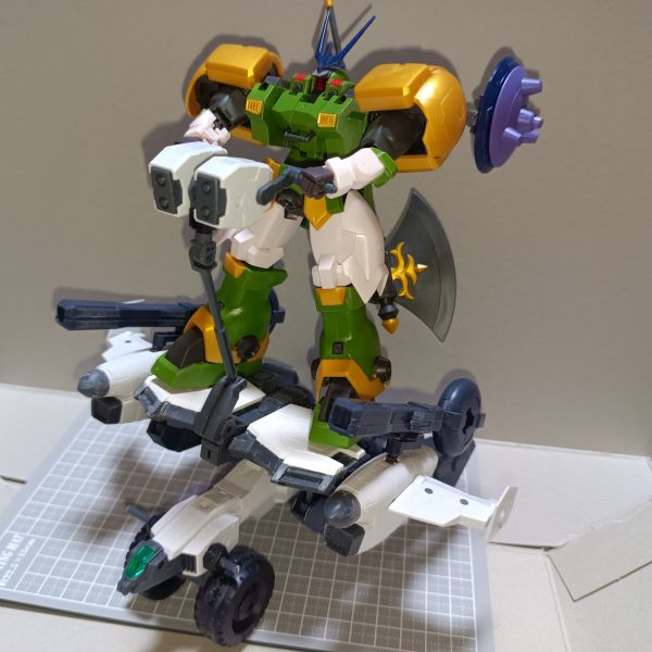 エグザビークルをベースにサブフライトシステムを作製しました。名前の由来はオズの魔法使い主人公ドロシーの履いている銀の靴からです。使用していない3ミリ穴は埋めました。ACには単独飛行しているMSが多いからかSFSが存在していないんですよね。トーラス7.9t、トールギス8.8tに対してレオンは14.5tあるのでリーオー(7.0t)用のフライトユニットでは十分な飛行能力を得られなかった、という設定の元制作しております。左右に新型大出力エンジン2基、ベース部分後方に4基、下部に2基の推進器があるためペイロードが非常に大きく、輸送任務など幅広い運用が可能な設定です。機銃二基とミサイルポッド2基に加えビームキャノンとPDコンテナを懸架することができ、火力支援もお手の物です。セグウェイぽい運用は駐機の固定と超高速戦闘時の運用、操縦桿を折り畳んだ状態はドダイの様な運用を想定しています。マゼラアタックのように上下分割しての運用が可能で、車体の方にはコクピット兼指揮所と居住スペースがあり簡易拠点としても機能します。また、前輪の高さを帰ることで高速走行モードと悪路走破モードを切り替えることができます。基本的に非武装ですが、ビームキャノンとPDを装備することもできます。Cジョイントの部分ですね。車体がある理由として、飛行の燃料消費は多い為、車輪で走行した方が燃費が良いからという設定です。メタ的に言うと、使わないパーツがもったいねー!車体とフライトユニットの接続が不安なので補強案を考えています…。車体前部コクピットの左右に着いている棒とフライトユニットの3ミリ穴をどうにか繋いでステーにする予定です。 (7枚目)