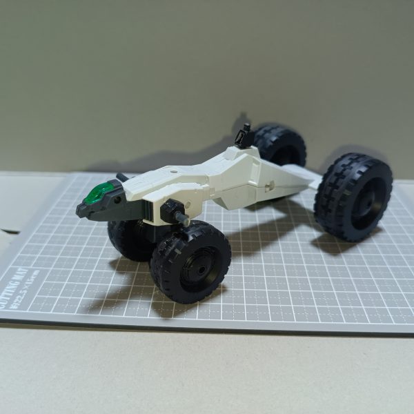 エグザビークルをベースにサブフライトシステムを作製しました。名前の由来はオズの魔法使い主人公ドロシーの履いている銀の靴からです。使用していない3ミリ穴は埋めました。ACには単独飛行しているMSが多いからかSFSが存在していないんですよね。トーラス7.9t、トールギス8.8tに対してレオンは14.5tあるのでリーオー(7.0t)用のフライトユニットでは十分な飛行能力を得られなかった、という設定の元制作しております。左右に新型大出力エンジン2基、ベース部分後方に4基、下部に2基の推進器があるためペイロードが非常に大きく、輸送任務など幅広い運用が可能な設定です。機銃二基とミサイルポッド2基に加えビームキャノンとPDコンテナを懸架することができ、火力支援もお手の物です。セグウェイぽい運用は駐機の固定と超高速戦闘時の運用、操縦桿を折り畳んだ状態はドダイの様な運用を想定しています。マゼラアタックのように上下分割しての運用が可能で、車体の方にはコクピット兼指揮所と居住スペースがあり簡易拠点としても機能します。また、前輪の高さを帰ることで高速走行モードと悪路走破モードを切り替えることができます。基本的に非武装ですが、ビームキャノンとPDを装備することもできます。Cジョイントの部分ですね。車体がある理由として、飛行の燃料消費は多い為、車輪で走行した方が燃費が良いからという設定です。メタ的に言うと、使わないパーツがもったいねー!車体とフライトユニットの接続が不安なので補強案を考えています…。車体前部コクピットの左右に着いている棒とフライトユニットの3ミリ穴をどうにか繋いでステーにする予定です。 (5枚目)