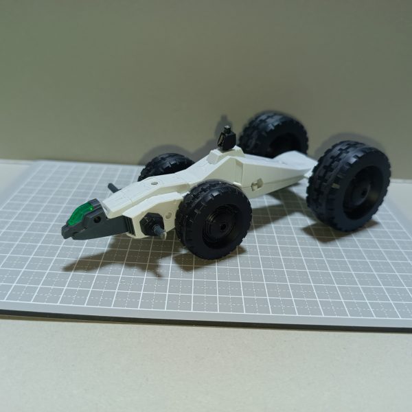 エグザビークルをベースにサブフライトシステムを作製しました。名前の由来はオズの魔法使い主人公ドロシーの履いている銀の靴からです。使用していない3ミリ穴は埋めました。ACには単独飛行しているMSが多いからかSFSが存在していないんですよね。トーラス7.9t、トールギス8.8tに対してレオンは14.5tあるのでリーオー(7.0t)用のフライトユニットでは十分な飛行能力を得られなかった、という設定の元制作しております。左右に新型大出力エンジン2基、ベース部分後方に4基、下部に2基の推進器があるためペイロードが非常に大きく、輸送任務など幅広い運用が可能な設定です。機銃二基とミサイルポッド2基に加えビームキャノンとPDコンテナを懸架することができ、火力支援もお手の物です。セグウェイぽい運用は駐機の固定と超高速戦闘時の運用、操縦桿を折り畳んだ状態はドダイの様な運用を想定しています。マゼラアタックのように上下分割しての運用が可能で、車体の方にはコクピット兼指揮所と居住スペースがあり簡易拠点としても機能します。また、前輪の高さを帰ることで高速走行モードと悪路走破モードを切り替えることができます。基本的に非武装ですが、ビームキャノンとPDを装備することもできます。Cジョイントの部分ですね。車体がある理由として、飛行の燃料消費は多い為、車輪で走行した方が燃費が良いからという設定です。メタ的に言うと、使わないパーツがもったいねー!車体とフライトユニットの接続が不安なので補強案を考えています…。車体前部コクピットの左右に着いている棒とフライトユニットの3ミリ穴をどうにか繋いでステーにする予定です。 (6枚目)