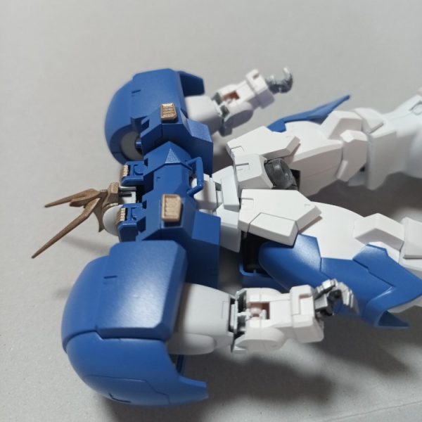白サフ吹きとブルー部塗装