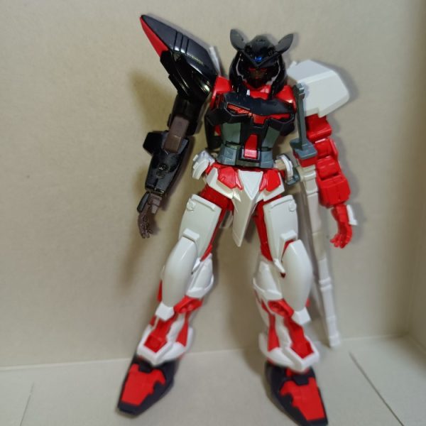 ライオベルも途中ですが、気分転換に別機体を作り始めてしまう持病が出ました。数年前のSEED再販時に天ミナ、赤枠、ブリッツを確保していました。ブリッツはトリケロスだけ取られる予定ですが。とりあえず赤枠を組み、金枠のフレームをランナー塗装しているところで頭部と右腕を付けてみました。闇堕ちみたいでこれでいいやとなりそうな色味…