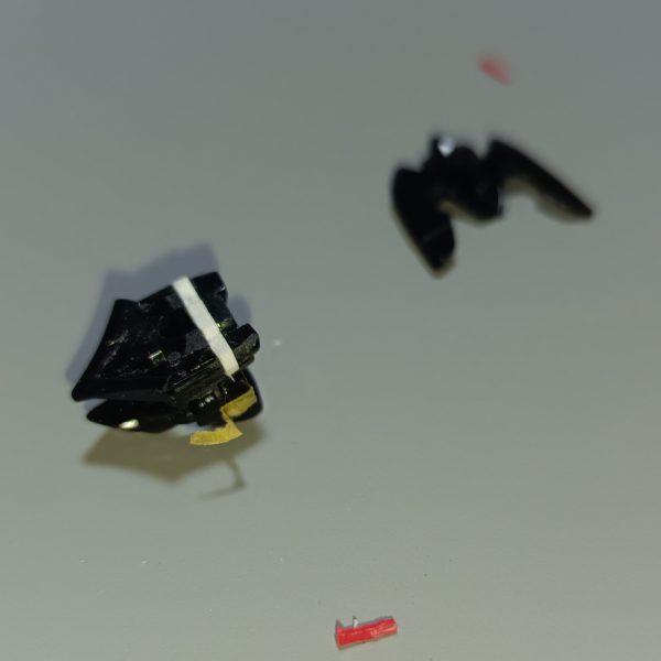 ミラージュコロイド制御用のアンテナが未完成には無いので、スペースを埋めるためにプラ板で作りました。パーツを何度も付け外ししていたらピンが2本とも折れてしまいました…いい感じの真鍮も持ち合わせていないので仕方なく後ハメ加工しようとあちこちのピンやパーツを削ったりしたのですが、チンガードのデザインを崩さないと私の力量では無理と判断しました。未完成が作りたい訳ではなく、天を作りたいついでに良ければ未完成も…くらいのノリなので勘弁してください。しかしこの機体はモノアイコンに応募できるのか微妙なところではありますね（2枚目）