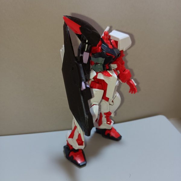 HGブリッツの腕を移植してみました。軸は合うけど長さが合いませんでした。そして天ミナの腕はブリッツに移植しても違和感なく、少々スタイリッシュな腕という感じ。本当にブリッツの腕を使用しているんだなあ…と思いました。天気悪くて塗装ができなーい（1枚目）