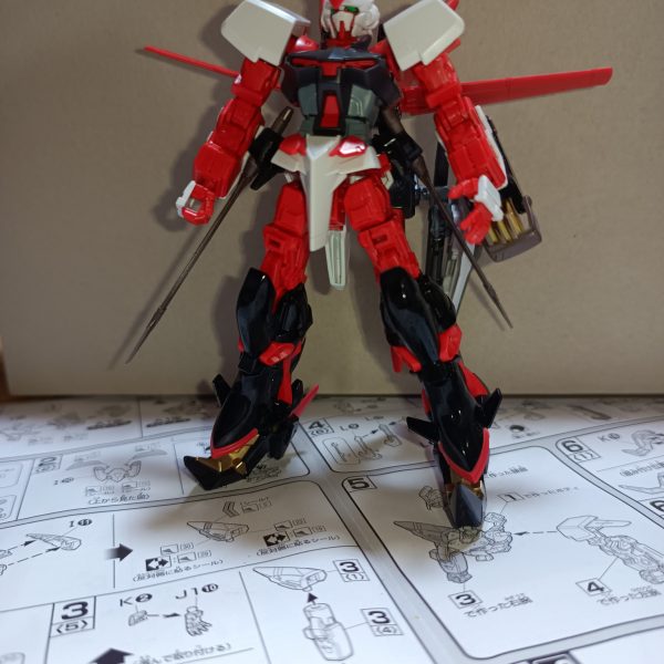 とりあえず金と銀と黒をハイスピードで塗装しました！トプ画は公式立ち絵風に。ブリッツのトリケロスは、前腕取付ピンを少し切ることで取り付けられるようになります。トリケロス改のランサーダートは一体成型の為、繋がっている部分が盾の表側から見えちゃうんですよね。なのでパッと見で見えるところまで切り、表側からは3本が独立しているように見せています。そして頭部は昨日作製したパーツを金で塗りアクセントにしています。また、茶色というか不思議な色をした部分はシルバーで塗装しました。結果としてとても好みの色合いになってくれました。残りは全身の赤部分ですが、筆塗りするかマスキングして吹くかで悩んでいます…そしてバックパックから脚部装甲やらを持っていかれた代わりに都牟羽太刀を手に入れたレッドフレームくんもよろしくお願いいたします。（7枚目）
