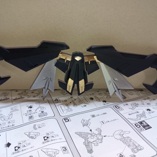 とりあえず金と銀と黒をハイスピードで塗装しました！トプ画は公式立ち絵風に。ブリッツのトリケロスは、前腕取付ピンを少し切ることで取り付けられるようになります。トリケロス改のランサーダートは一体成型の為、繋がっている部分が盾の表側から見えちゃうんですよね。なのでパッと見で見えるところまで切り、表側からは3本が独立しているように見せています。そして頭部は昨日作製したパーツを金で塗りアクセントにしています。また、茶色というか不思議な色をした部分はシルバーで塗装しました。結果としてとても好みの色合いになってくれました。残りは全身の赤部分ですが、筆塗りするかマスキングして吹くかで悩んでいます…そしてバックパックから脚部装甲やらを持っていかれた代わりに都牟羽太刀を手に入れたレッドフレームくんもよろしくお願いいたします。（5枚目）