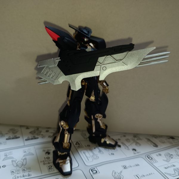 とりあえず金と銀と黒をハイスピードで塗装しました！トプ画は公式立ち絵風に。ブリッツのトリケロスは、前腕取付ピンを少し切ることで取り付けられるようになります。トリケロス改のランサーダートは一体成型の為、繋がっている部分が盾の表側から見えちゃうんですよね。なのでパッと見で見えるところまで切り、表側からは3本が独立しているように見せています。そして頭部は昨日作製したパーツを金で塗りアクセントにしています。また、茶色というか不思議な色をした部分はシルバーで塗装しました。結果としてとても好みの色合いになってくれました。残りは全身の赤部分ですが、筆塗りするかマスキングして吹くかで悩んでいます…そしてバックパックから脚部装甲やらを持っていかれた代わりに都牟羽太刀を手に入れたレッドフレームくんもよろしくお願いいたします。（4枚目）