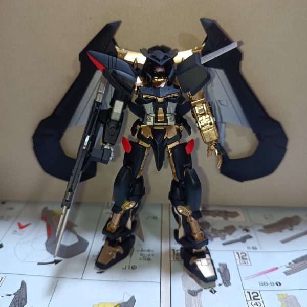 バックパックと頭部パーツ、太もも装甲を取り替えればゴールドフレーム天です。マガノイクタチも赤部分以外塗装しています。全身の黒装甲はグロスインジェクションでツヤツヤですが、私はこの間ではないのでフラットブラックの上からつや消しクリアを吹いています。（1枚目）