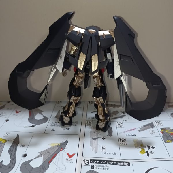 バックパックと頭部パーツ、太もも装甲を取り替えればゴールドフレーム天です。マガノイクタチも赤部分以外塗装しています。全身の黒装甲はグロスインジェクションでツヤツヤですが、私はこの間ではないのでフラットブラックの上からつや消しクリアを吹いています。（2枚目）