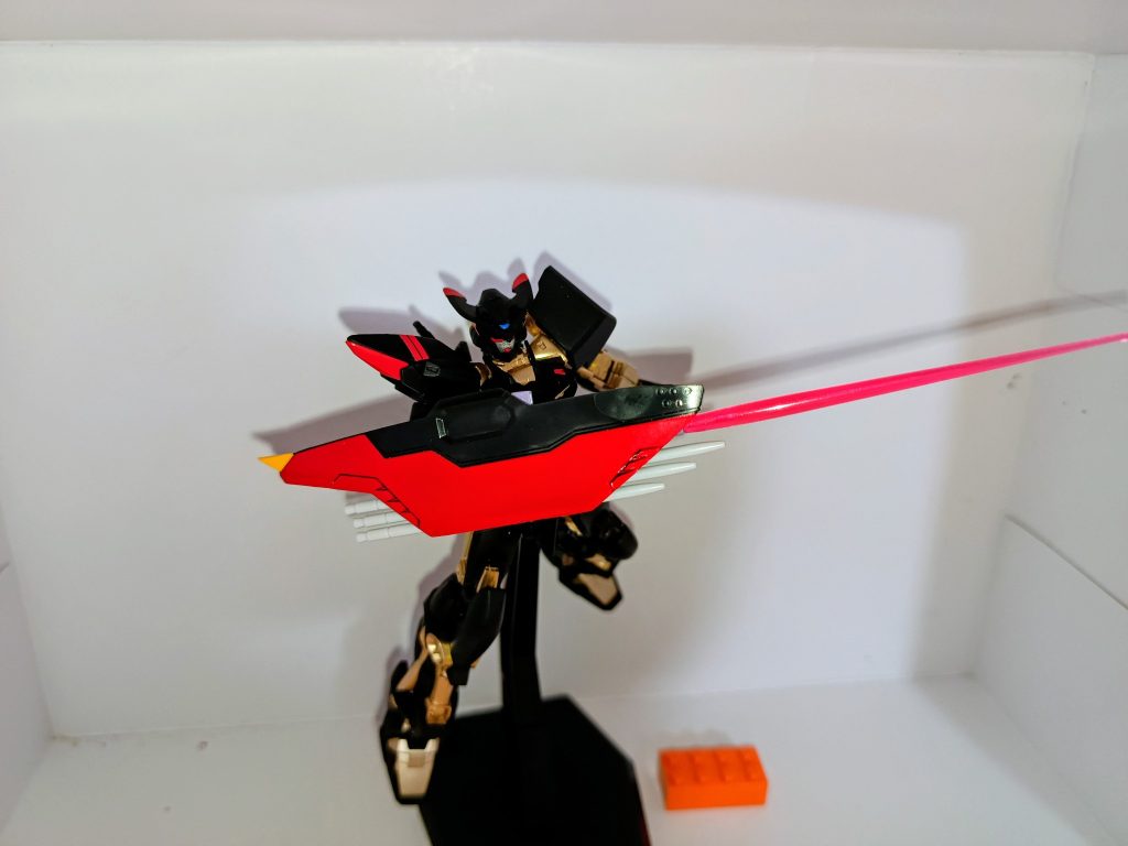 この形態のトリケロスはまだ手が加えられていないのでブリッツのをそのまま拝借しています。シールだけでお手軽作製したのがバレる写りしてますね…しかしこのブリッツのシールはホイルシールなので肉眼での見た目は良いんですよホント。オレンジのブロックはスタンドの角度調整に使ったものが写っているだけです。