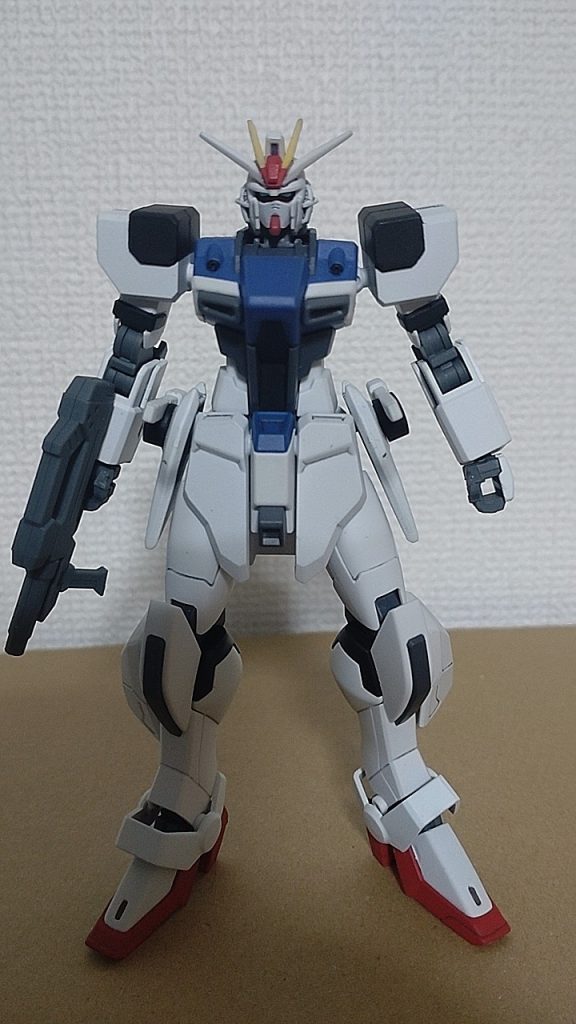 イグニスガンダム本体。頭部はインパルスを元にアンテナを短くした形なのですがフェイスパーツをOガンダムの物に変えたことで目立たない箇所ではありますがオリジナルフェイスになりました。
