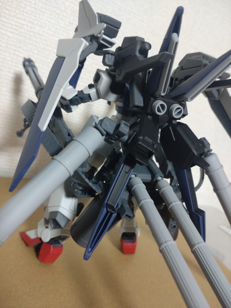 背面。М１アストレイのバックパックを中心として色んなパーツをこれでもかと付けてます。実はミサイルポッドなども用意してましたがくどくなりそうだったのでボツに。プロペラントタンク付けたことで自立できるようになりました。