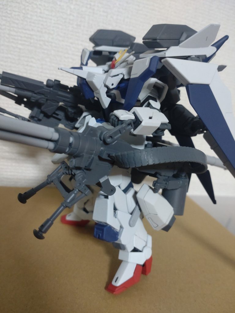 イグニスガンダムHWS『ホーネット』スズメバチの意味を持ってます。相手を蜂の巣にするという所から。コンセプトは「単騎（短期）殲滅」「瞬時撤退」レーバテイン、オプティマス（ダークサイドムーン）からインスピレーションを受け、この作品にそれを反映する前に別作品の『フリーダムガンダムSPEC-（マイナス）』として形を作りそれを作ったうえでのノウハウでようやくここまでたどり着けました。長かったです。