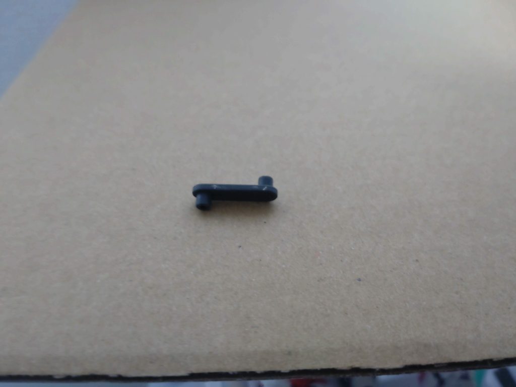 ヴェルデノヴァという３０mmの機体の余剰パーツでこれがキーパーツとなりました。これによりイグニス（ウインダム）の足のスラスター用の穴を使い膝に強化装甲をつけながらスラスターも付けられる形となりました。
