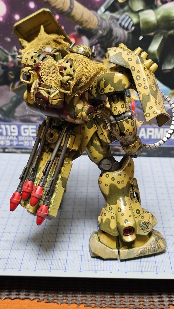 機体後部にシュツルムファウストを装備、シールド上部をスカートに装備しています。