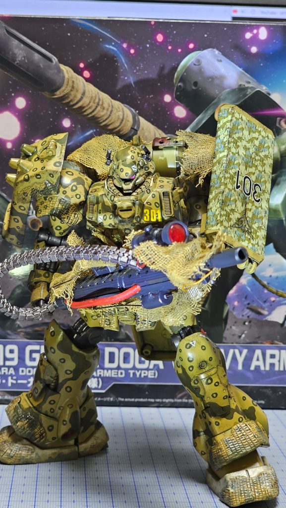 シールドはドイツ軍末期の迷彩服のデカールから製作。機体のネットはガーゼを塗装しています。