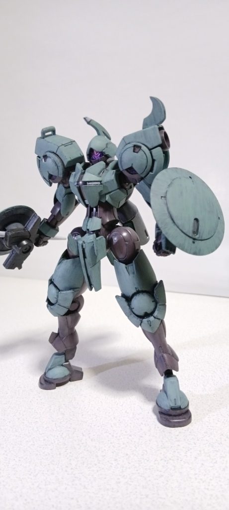 お手頃価格で積まれていたので手に入れました次第ですが、この機体、正直出番や活躍というと…、う～ん❓😑な感じですが、見た目が完全に甲冑をまとった騎士の様なデザインが気に入ったもので、制作してみました😁