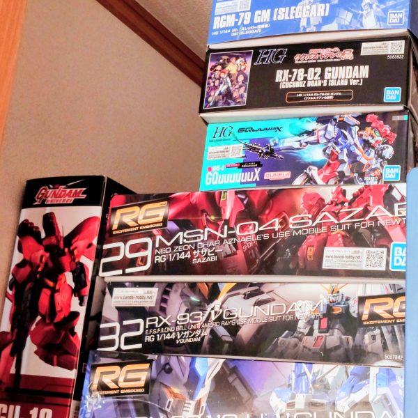 ブック◯フにて発見、即買い💰️&nbsp;15年ちょっと前のガンプラ復帰時に作ってガンプラの進化とアニメのままの造形に感動した思い出の型で、GUNSTA初投稿した型でもあります。&nbsp;このところ詰みプラが増えても、どうも製作意欲が湧き上がらなかったけど、コイツを見た途端に燃えてきました。あれから場数を踏んできたけれど、原点回帰でもあり、ゴテゴテせず、2次元のイメージを残した上で、どう作っていこうかな。（2枚目）
