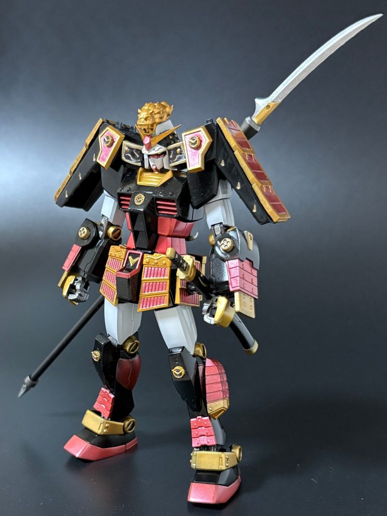 まずは前面から。「REVIVE RX78-2 ガンダム」はそのままだと細すぎるくらいのシルエットでしたが、ヨロイパーツを着せることで丁度良い感じにまとまりました。