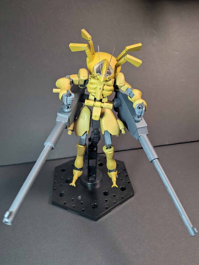 正面から。1/100とした時に10m程度になるよう、10cmくらいのキット、という理由だけでHGのVガンダムをベースキットに使用。外装はほとんど削り落としてパテで成形しました。資料には、コンバージのアラナ・アビジョと鋼鉄の七人のコミック、そして胴体を流量しているアラナが登場するスカルハートのコミックを参考にしています。