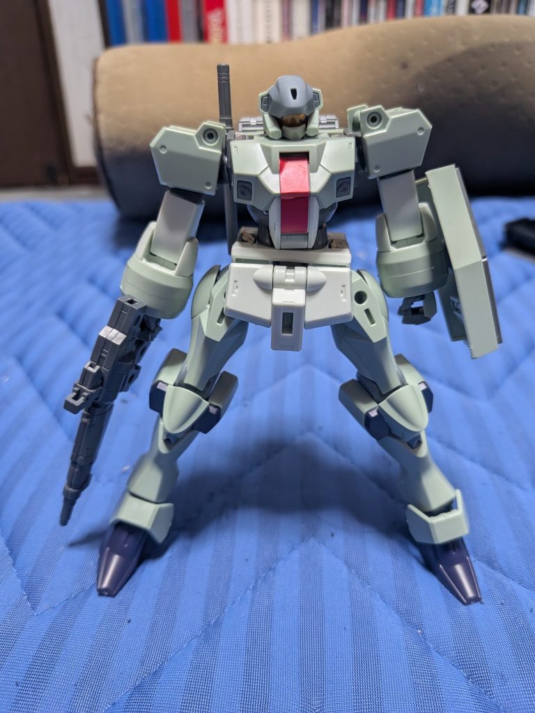 ガンダムシリーズ伝統のジム系量産機を水星の魔女のキットで目指した結果、顔が似ているザウォートと胴体が似ているデミトレーナーを組み合わせたら良い感じの物ができました。