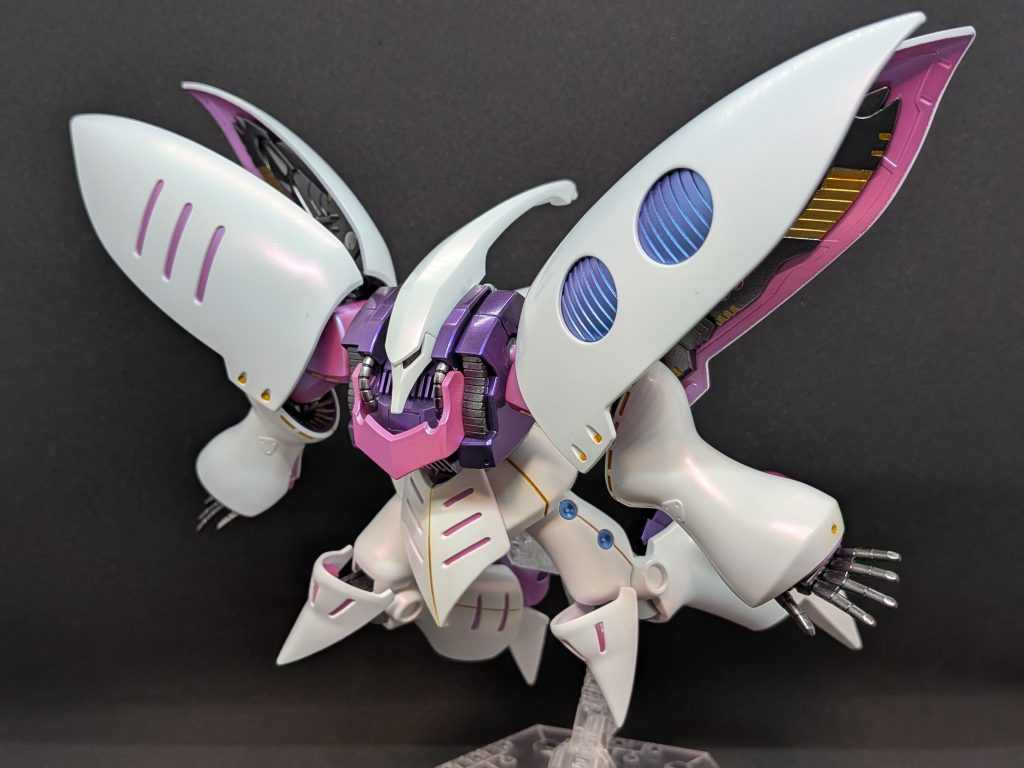 キュベレイをパール塗料をメインに全塗装しました。下地で印象が変わるパール塗料を活かした塗装は今までほとんどしたことがなかったので配色については結構悩みました。白地は光の当たり具合でうっすらピンクに見えるMr.クリスタルカラーのルビーレッドを使用しました。ピンクと青は両方ともプリズムパステルチェリーピンクブルーを使用していますが、下地の影響で別の色に見えるので使ってみて面白塗料でした。