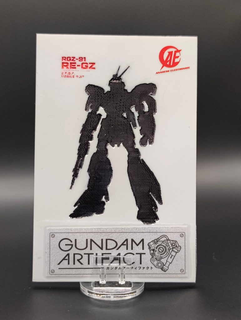 白いアクリル板ではうまく彫刻できなく、アーティファクトのロゴマークを切り取り貼ったり、デカールを貼ったりしてごまかしてます💦