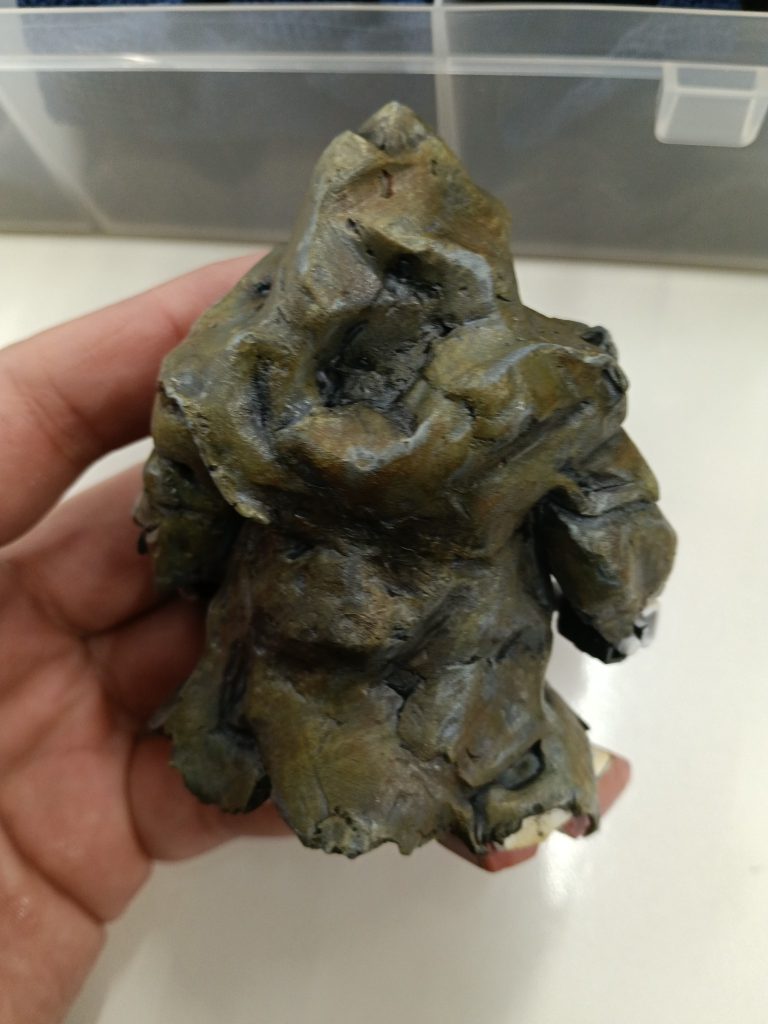 　後ろはこんな感じ。エポキシパテを平たくして身体に巻いています。パテのシワがボロ布感出てきて良かったです✨