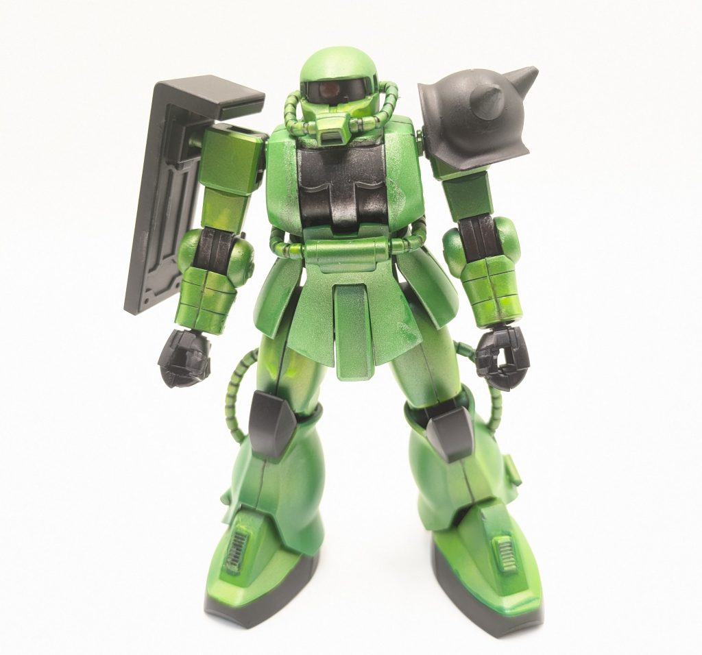 と言うわけでリサイクルショップで探してたらエコプラのザクIIがあったので購入して作成しました(zaku-kao2)パーツを追加したり全塗装しつや消しを吹いてています。元の黒いパーツもサフ塗って塗装しちゃいました(zaku-kao2)