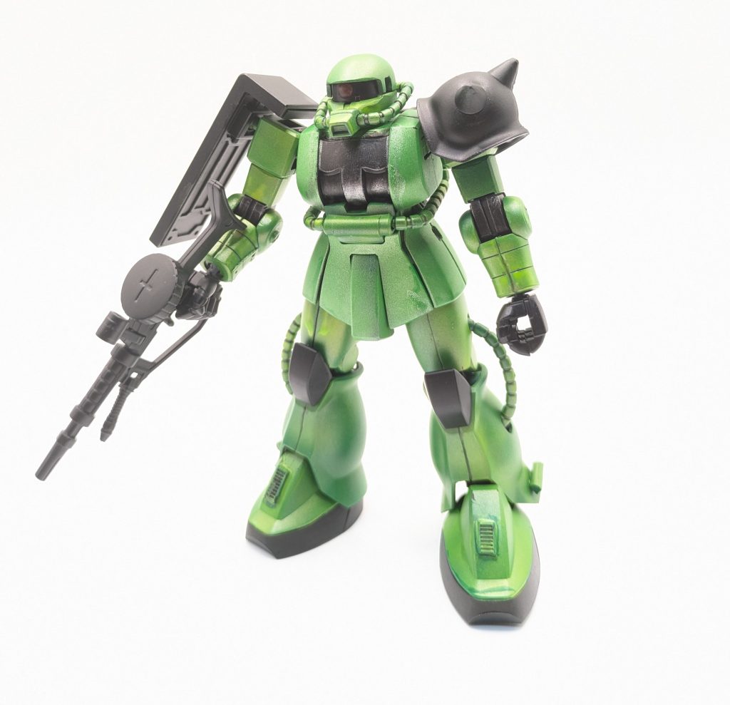 武器も全塗装しています(コチラはパッケージ絵)。コンセプトは一年戦争終戦末期、10代後半の若きジオン兵が独立部隊を結成、独自で活動して「この兵士が一年戦争中に活躍してたら赤い彗星や青い巨星になれるのではないか」と言われる逸材が乗るザクをイメージして作りました(毎回説明が長くてスミマセン(zaku-kao4))
