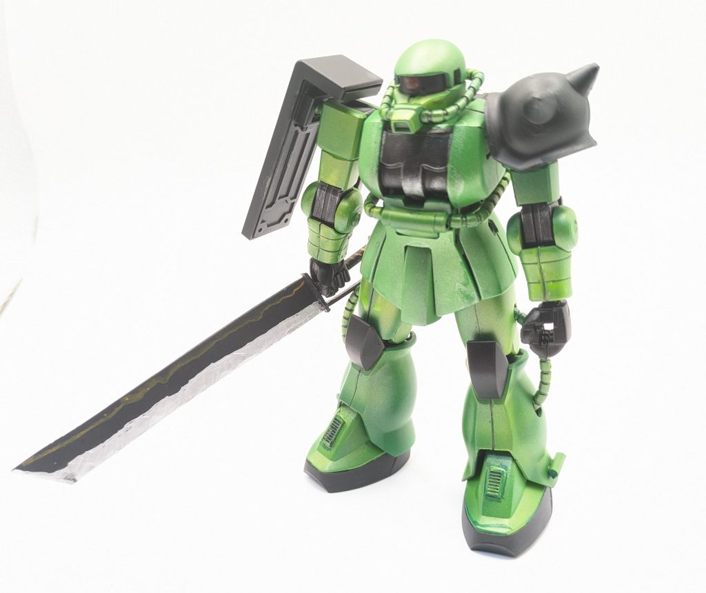 そしてオリジナル武器作りました(zaku-kao2)軍刀風です。「ザクトマホークは古臭くてダサくないか？」10代後半の若者がそう思うだろうと考えプラ板からオリジナルで制作しました。鞘も作ろうとしましたがそこまでの技術は無くロマン補正でお願いします(zaku-kao9)