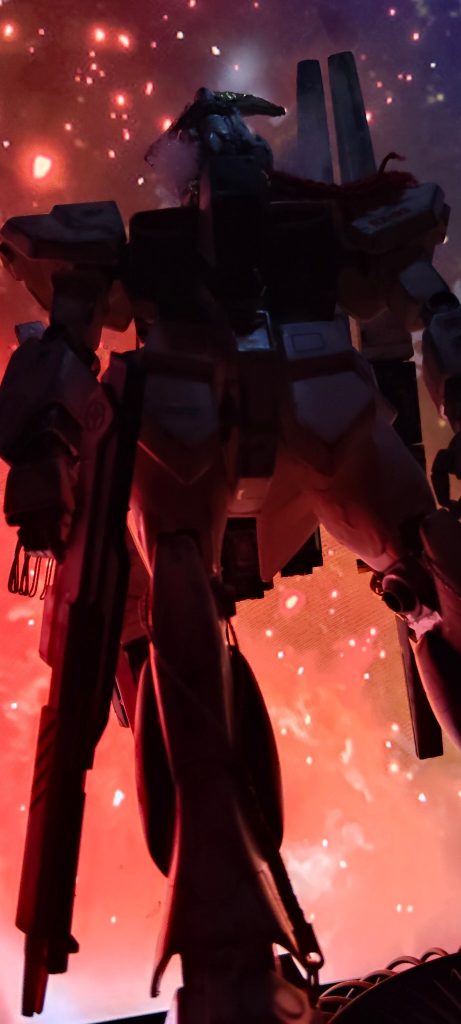 グォオオオオン……！！​モンスターのような駆動音がドック全体に響き渡り、ガンダムのメインカメラが不気味な双眸を輝かせた。​「待ってく……グォオオオ！​スラスターの暴風と爆音が男の悲鳴をかき消す。崩れ落ちるドックの天井を破り、巨躯は大空へと跳躍した。​加速するGの中で、カイは操縦桿を強く握りしめ、夜空の向こうを見つめた。​「ミハル……」​男は二度と、大切なものを踏みにじらせはしない。カイ・シデンの機体は、漆黒の闇の中へと消えていく