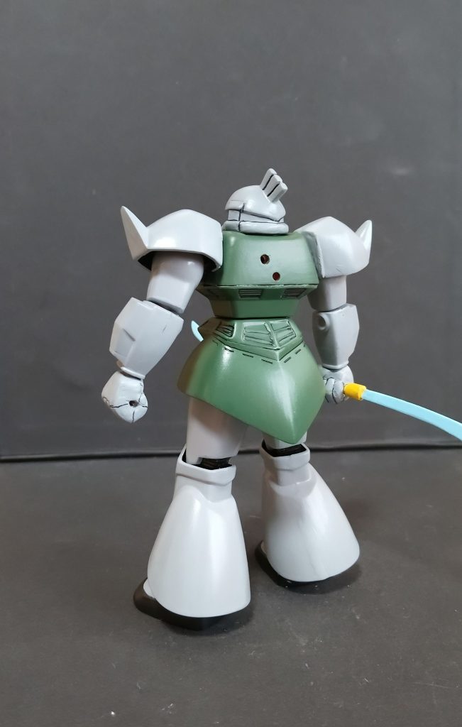 例によってジャンク品です元はシャアゲルだけどツノが欠けてたので量産型にしました。ついでにビームライフルとナギナタも欠品でした