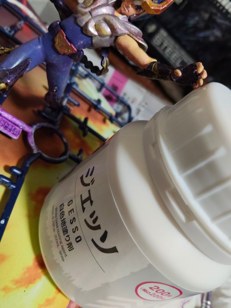 ジェッソを買って来た水性系塗料や、アクリルとかプラモデルにちゃんと乗せたいんだけど弾く事があり今までは、ヤスリで表面を削って乗りを良くしてた。サーフェーサーとかで良いんだけどこの御時世、単価高いよね、で、ジェッソ300ml、200円とりあえず塗って、色乗せたのが次