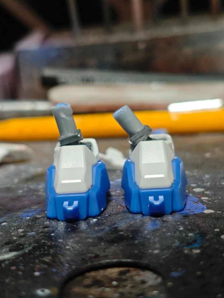 基本的にアメエクとトランジェントのみの構成なんですが、足首だけはダブルオーガンダムの物を切断してプラパイプで延長して接着しました