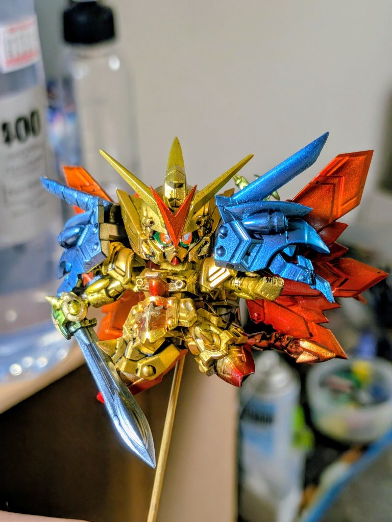 ここで完成と思ったのですが、ここから肩にガンダムフェイスを仕込むまで拘りました！最近はマスキング無しで塗り分けするのを練習しています、0.3のハンドピースしか無いので0.2以下が欲しくなりました