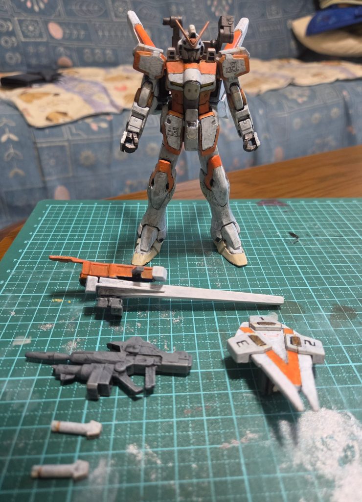 工作マットの上にて武装並べ風のショットを。実はV2ABよりセカンドVの方があっさりしてて好きだったりします。(と言いつつVとV2ABを店頭でまた見かけられたら買って素直に組みたいとも思ってたり。)