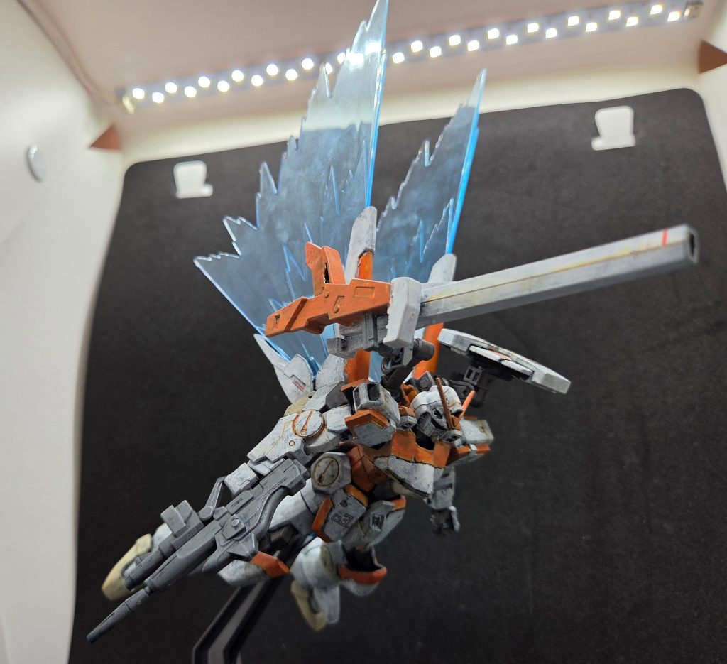 プレバンで前に買った光の翼エフェクトを付けて。どうもセカンドVだとちょっち本体側を加工しないと取り付けられないそうなので…そういう点では無加工でポン付けできたのはV2(AB)流用で作って助かった点ですね。