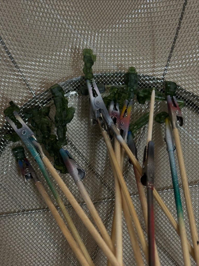 レアカラー使用して色が濃すぎるため白サフをだいぶ厚塗りすることに‥