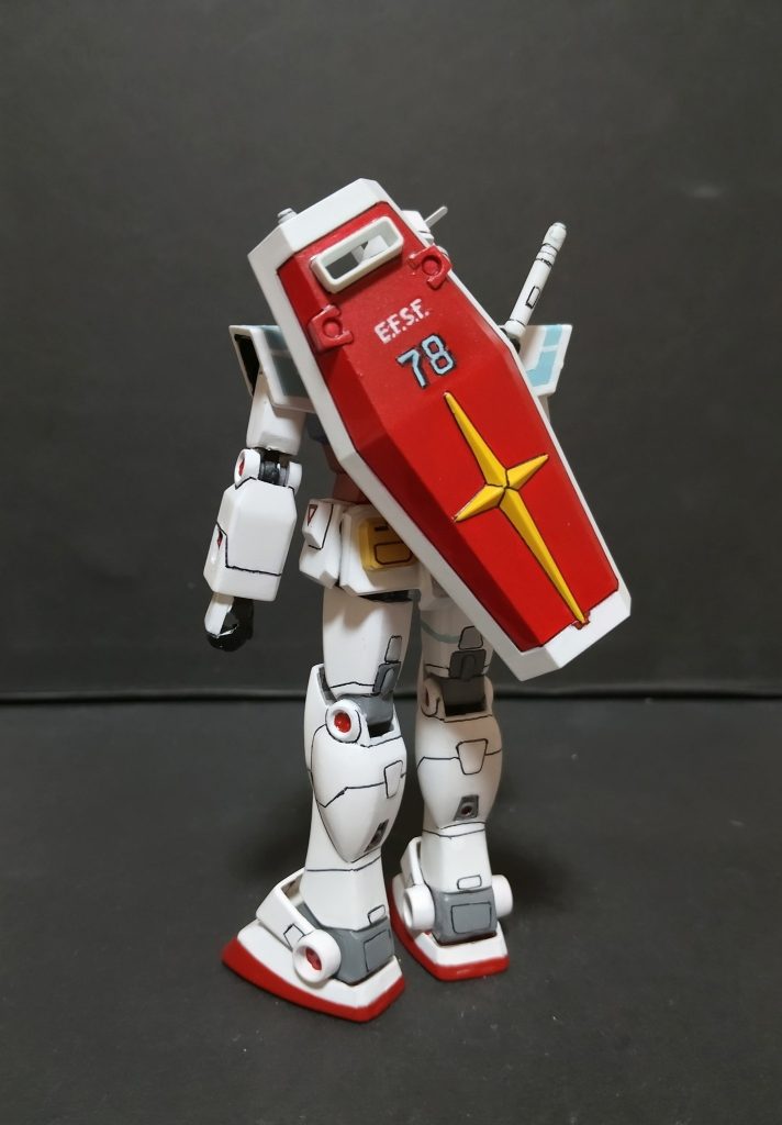 ビームライフルと盾はFGガンダムから借りパクしました。バックパックに穴を開けて盾を取り付けられるようにしました