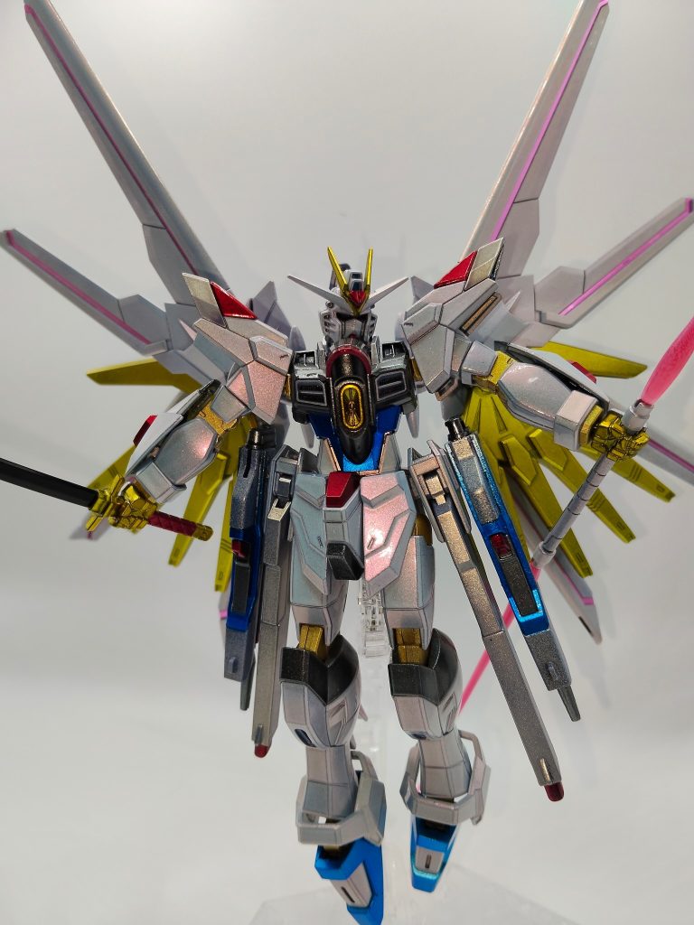 ホワイトのキャンディ塗装にルビーレッドで偏光パール塗装。コジマ大隊長の動画に倣って今回から黒サフの上から光沢ブラックを吹いてみました。よりキラキラになったかな。今までで1番間接ギチギチになってしまったのでポージングはこれだけ…！