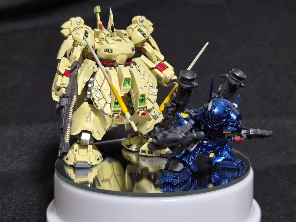 アーティファクトと並べてもこんなに小さい