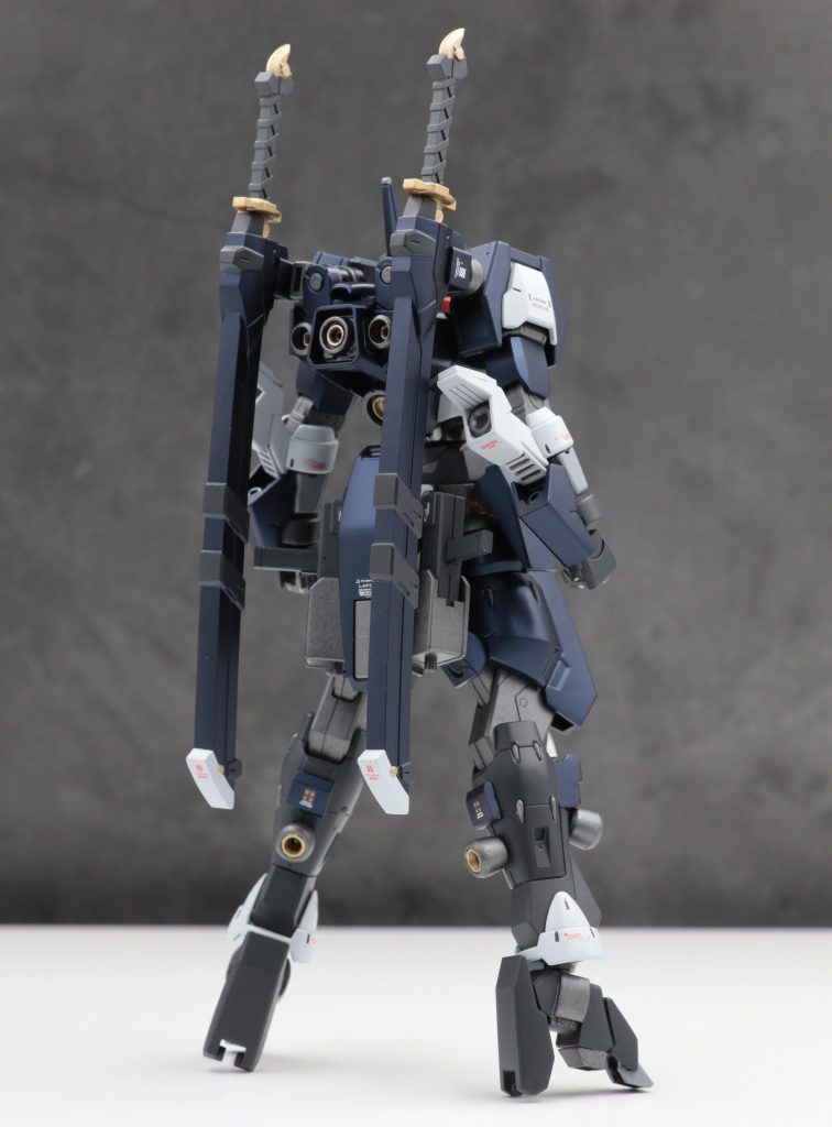 やっぱり日本刀が合うよねってことで製作し始めました。シグルブレイドは重いということでそれより長い物×2本扱うには...ということで腕や足や腰にバーニアを追加。足もヒール型にして、腹部も延長し細く見えるスタイルに変更。頭部はAGE-FXのがちょんまげっぽくて合うかなと思い採用しました。カラーリングは名前の通り燕をイメージしてます。