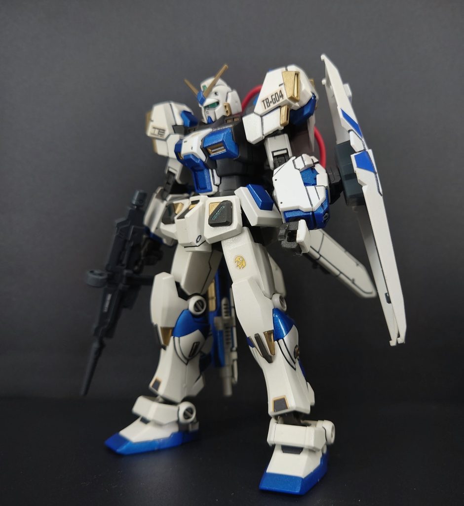 【スペックと基本設定】型式番号：RX-78-4全高：18.0m本体重量 / 全備重量：42.6t / 80.5t所属：地球連邦軍（第16独立戦隊）搭乗パイロット：ルース・ボッセル中尉機体カラー：白・青（ダークブルー）