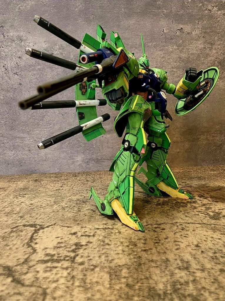 レコアさんは、あまり好きなキャラではなかったんですが、搭乗してたパラスアテネはZガンダムのMSの中でもトップクラスに好きでした。ただ素組だとツルツルすぎるので、ディテールアップしてみました。まぁ、ディテールアップパーツ取り付けて、スジボリしてマーカーで部分塗装、デカール貼って、ウェザリングした程度なんですが...。なぜか作る3倍の早さで積みプラが増えて行くので細部までこだわりきれないのが悩みどころです。