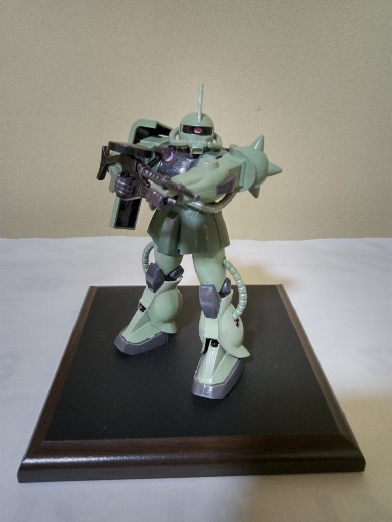 マシンガン構えポーズ。