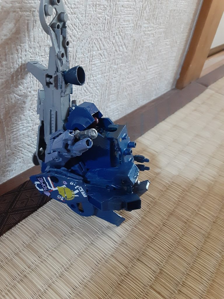 こうゆうロボの造形かくかくしてるから作るの余裕と思っていましたが、ロボの造形にも美しく形みたいな哲学あるんだなと体感しました。カトキハジメとかすごい人なんだと痛感しました。&nbsp;